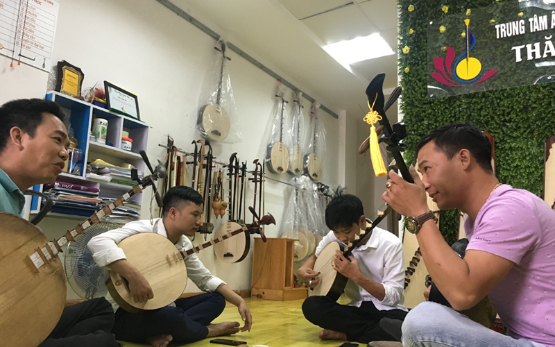 Khóa Học Chơi Đàn Nguyệt Tại Trung Tâm Âm nhạc Truyền Thống Thăng Long