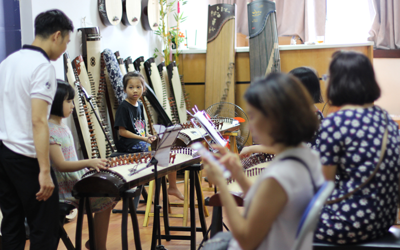 Lớp Học Đàn Tranh Tại Trung Tâm Âm Nhạc Truyền Thống Thăng Long